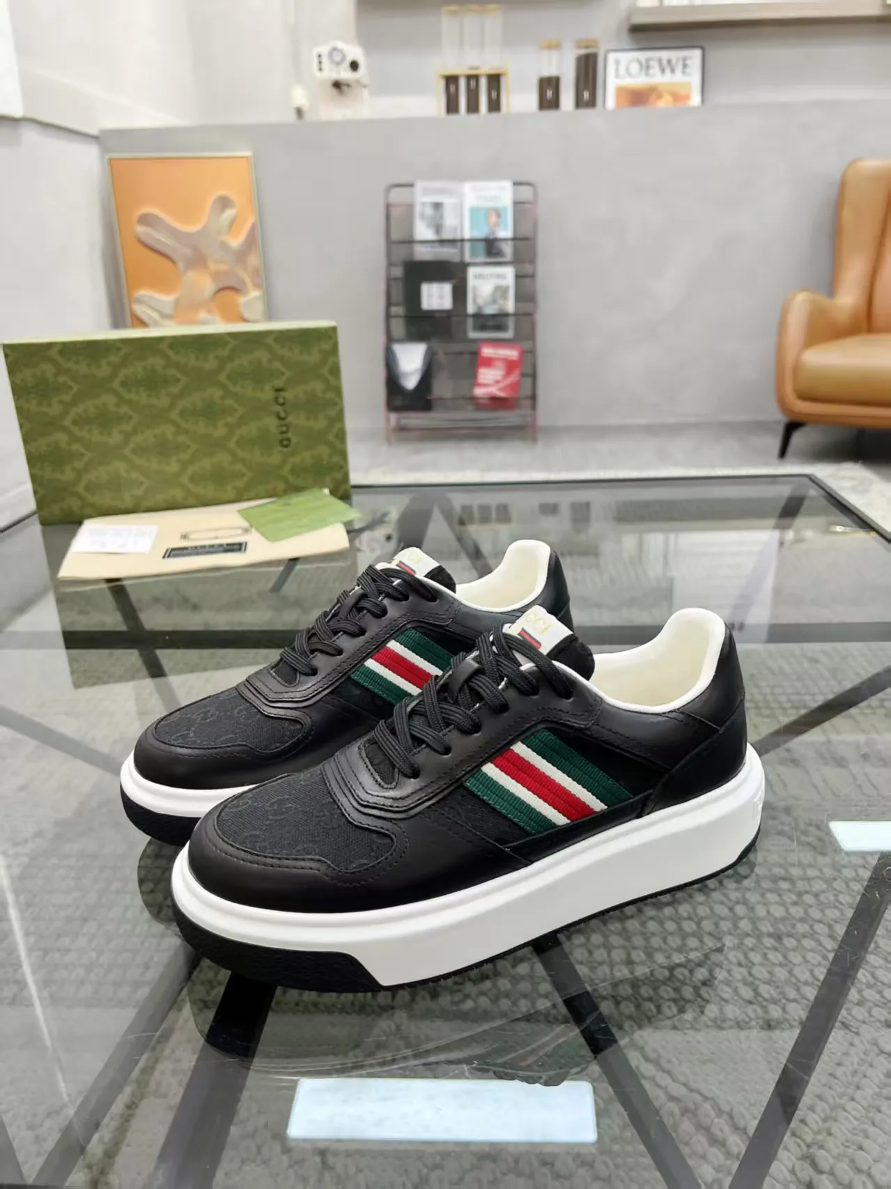 P440 new men's shoes GUCCI [Lightning] latest shoes are shipped. Original quality, fashionable, special materials, sheepskin lining, new packaging. The foot feels super comfortable and the workmanship is impeccable. Size: 38-45